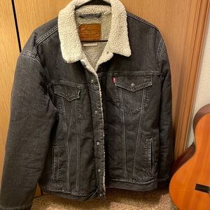 levi's premium sherpa trucker jacket in black jean with cream sherpa lining